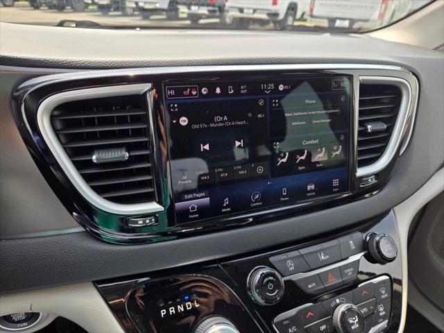 Photo of 2022 Brilliant Black Clearcoat Chrysler Pacifica