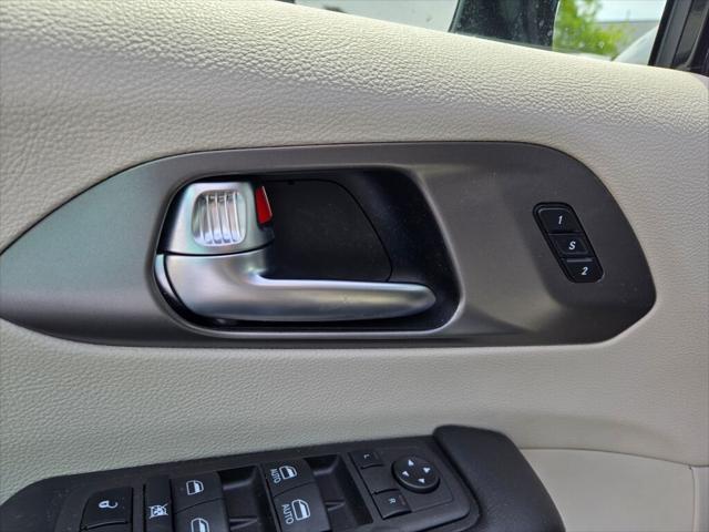 Photo of 2022 Brilliant Black Clearcoat Chrysler Pacifica