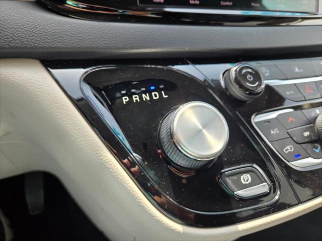 Photo of 2022 Brilliant Black Clearcoat Chrysler Pacifica