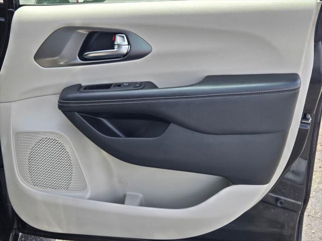 Photo of 2022 Brilliant Black Clearcoat Chrysler Pacifica