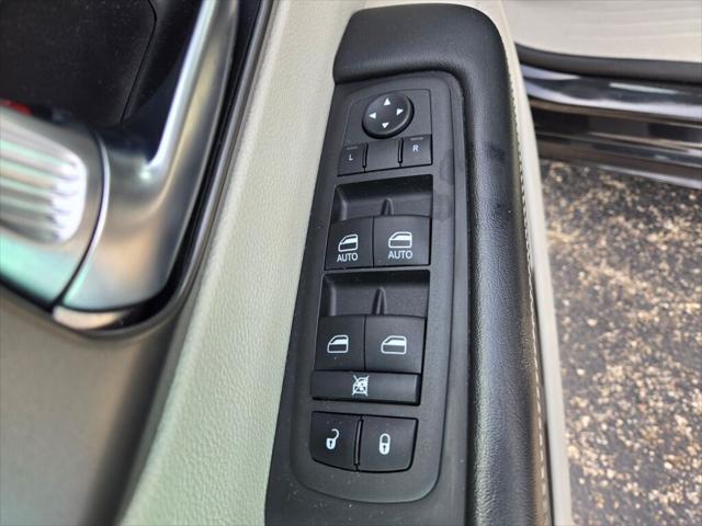 Photo of 2022 Brilliant Black Clearcoat Chrysler Pacifica