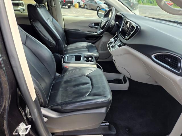 Photo of 2022 Brilliant Black Clearcoat Chrysler Pacifica