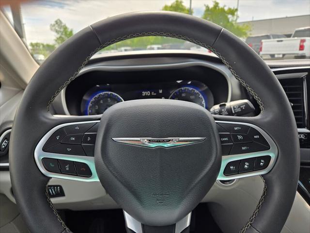 Photo of 2022 Brilliant Black Clearcoat Chrysler Pacifica