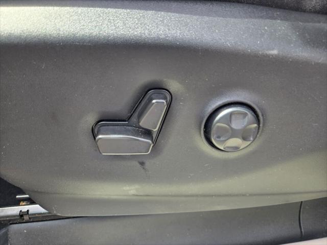 Photo of 2022 Brilliant Black Clearcoat Chrysler Pacifica