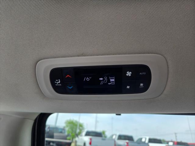 Photo of 2022 Brilliant Black Clearcoat Chrysler Pacifica