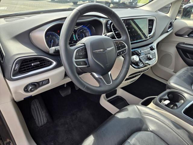 Photo of 2022 Brilliant Black Clearcoat Chrysler Pacifica
