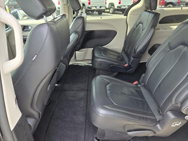 Photo of 2022 Brilliant Black Clearcoat Chrysler Pacifica