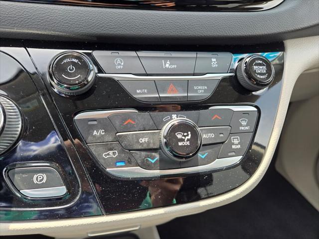 Photo of 2022 Brilliant Black Clearcoat Chrysler Pacifica