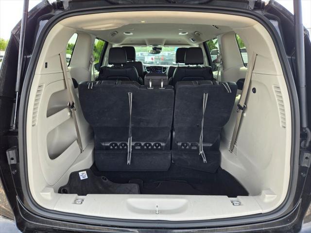 Photo of 2022 Brilliant Black Clearcoat Chrysler Pacifica