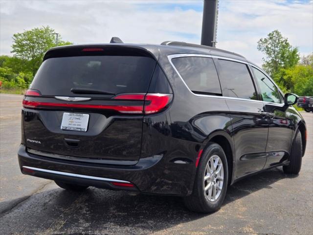 Photo of 2022 Brilliant Black Clearcoat Chrysler Pacifica