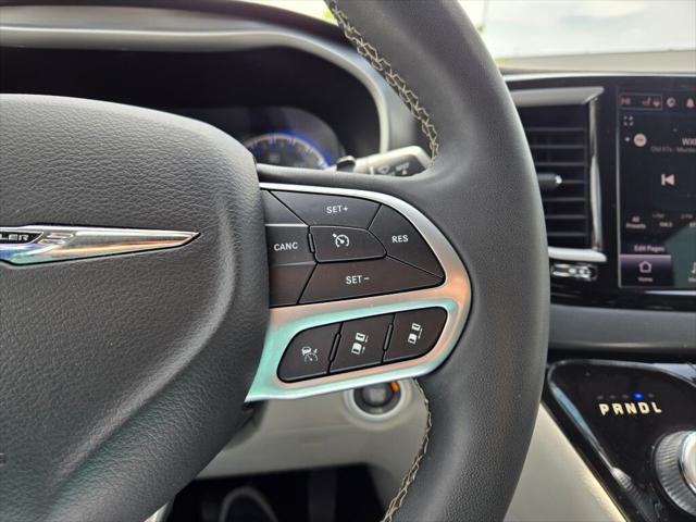 Photo of 2022 Brilliant Black Clearcoat Chrysler Pacifica