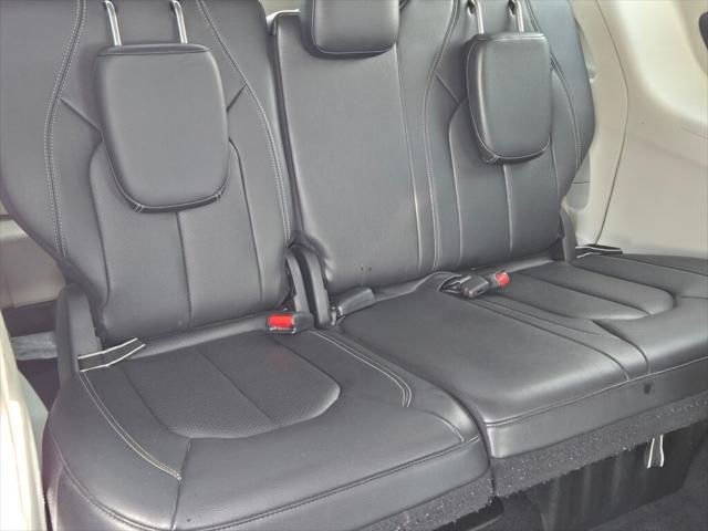 Photo of 2022 Brilliant Black Clearcoat Chrysler Pacifica