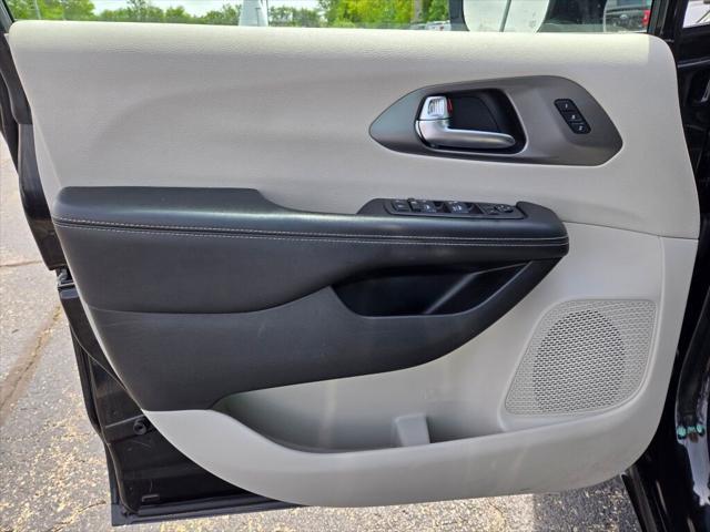 Photo of 2022 Brilliant Black Clearcoat Chrysler Pacifica