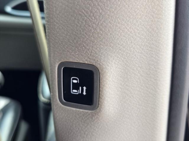 Photo of 2022 Brilliant Black Clearcoat Chrysler Pacifica