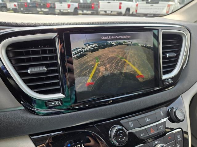 Photo of 2022 Brilliant Black Clearcoat Chrysler Pacifica