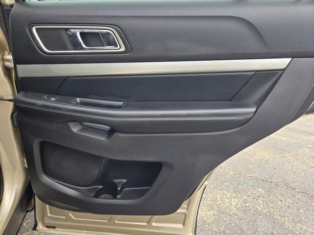 Photo of 2017 White Gold Metallic Ford Explorer