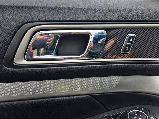 Photo of 2017 White Gold Metallic Ford Explorer