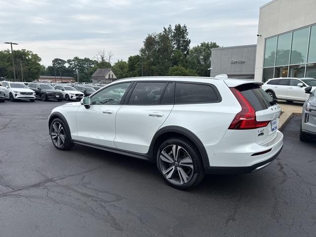 Photo of 2023 Crystal White Metallic Volvo V60 Cross Country