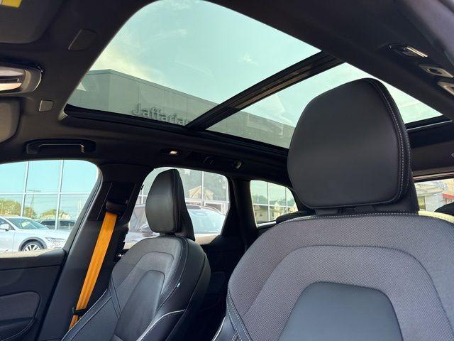 Photo of 2025 Metallic Volvo XC60 Plug-In Hybrid