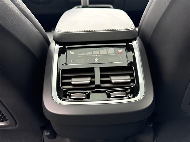 Photo of 2024 Onyx Black Metallic Volvo XC90