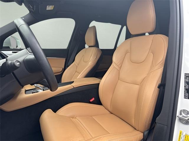 Photo of 2024 Crystal White Metallic Volvo XC90