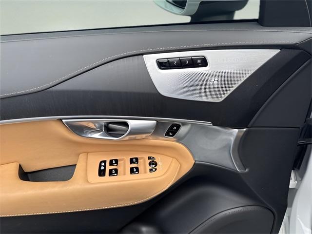 Photo of 2024 Crystal White Metallic Volvo XC90