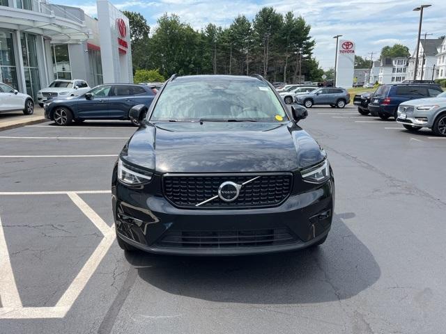 Photo of 2025 Onyx Black Metallic Volvo XC40