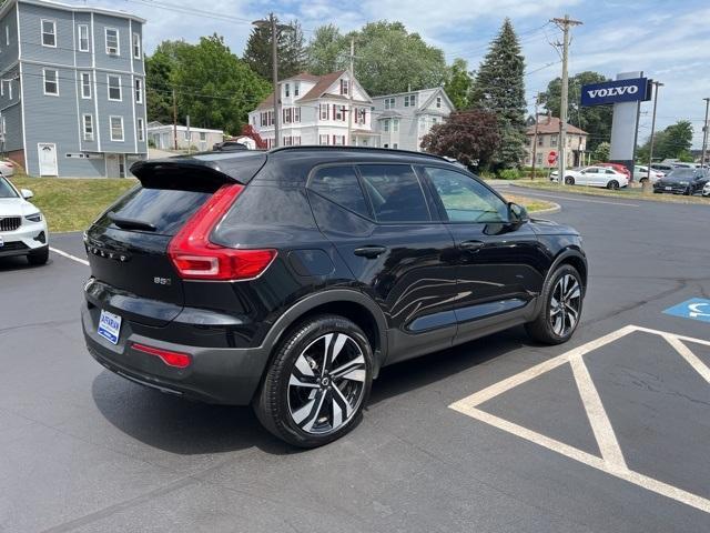Photo of 2025 Onyx Black Metallic Volvo XC40