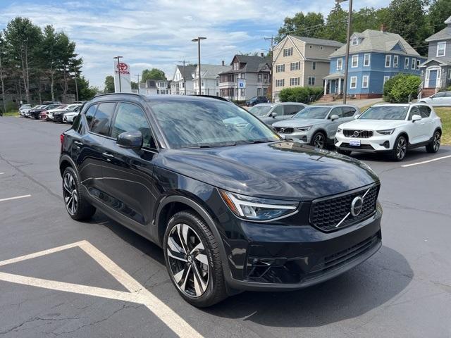 Photo of 2025 Onyx Black Metallic Volvo XC40