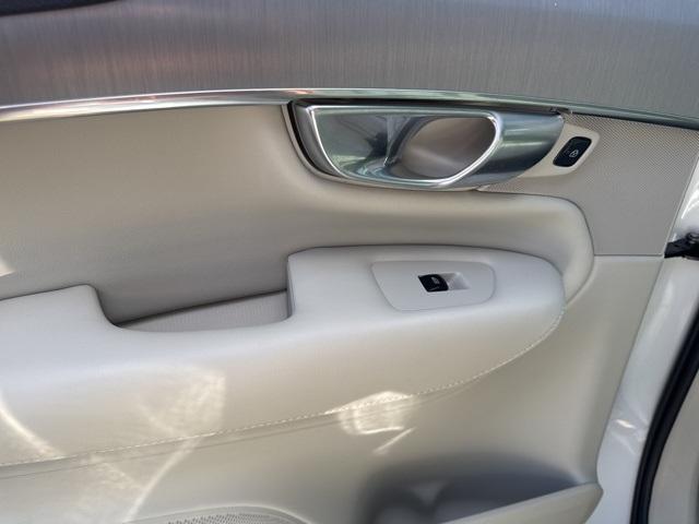 Photo of 2025 Crystal White Metallic Volvo XC90