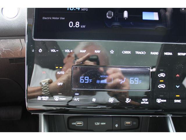 Photo of 2024 White Pearl Hyundai TUCSON Hybrid