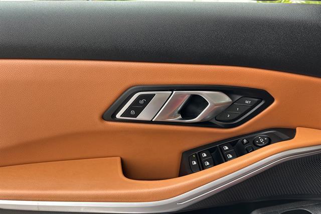 Photo of 2022 Melbourne Red Metallic BMW 330
