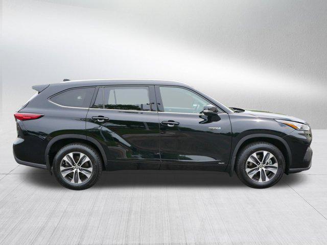 Photo of 2020 Midnight Black Metallic Toyota Highlander Hybrid