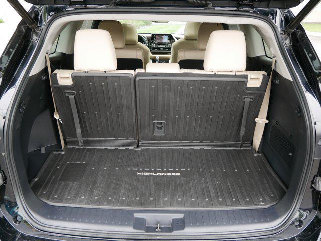 Photo of 2020 Midnight Black Metallic Toyota Highlander Hybrid