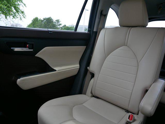 Photo of 2020 Midnight Black Metallic Toyota Highlander Hybrid