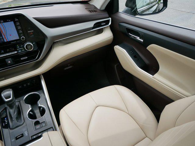Photo of 2020 Midnight Black Metallic Toyota Highlander Hybrid