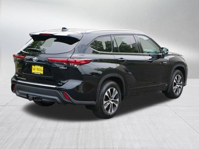 Photo of 2020 Midnight Black Metallic Toyota Highlander Hybrid