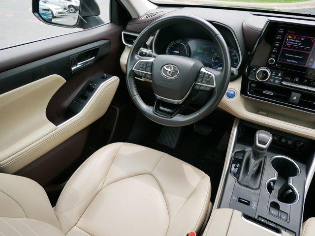 Photo of 2020 Midnight Black Metallic Toyota Highlander Hybrid