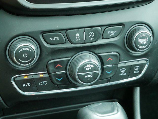 Photo of 2020 Diamond Black Crystal Pearlcoat Jeep Cherokee