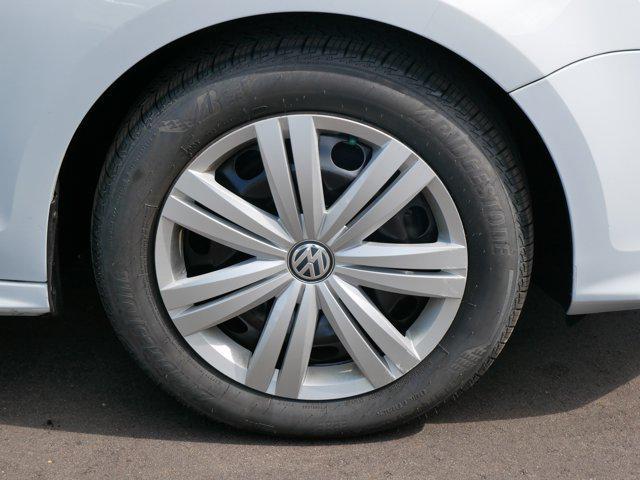 Photo of 2017 White Silver Metallic Volkswagen Jetta