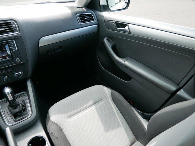 Photo of 2017 White Silver Metallic Volkswagen Jetta