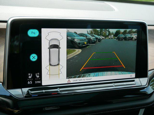 Photo of 2024 Pure White Volkswagen Atlas