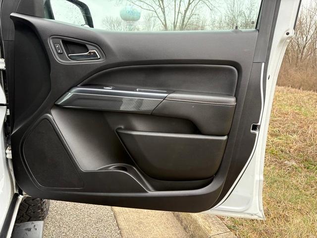 Photo of 2021 Summit White GMC Canyon