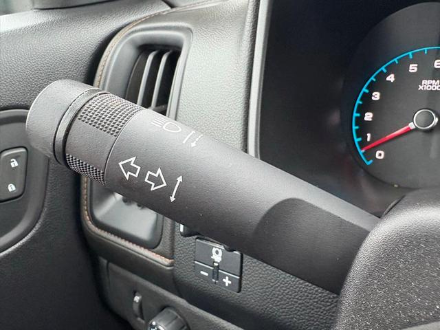 Photo of 2021 Summit White GMC Canyon