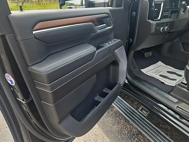 Photo of 2024 Onyx Black GMC Sierra 2500