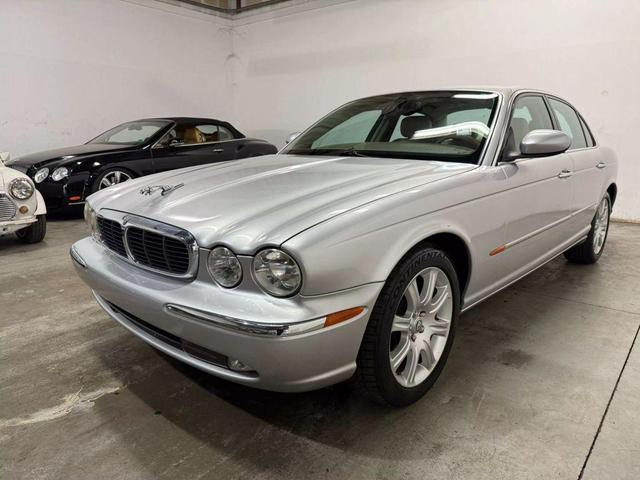 Photo of 2004 Silver Jaguar XJ