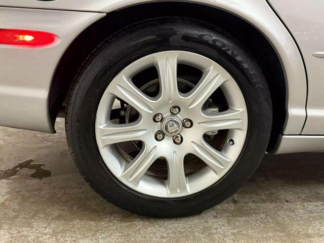 Photo of 2004 Silver Jaguar XJ