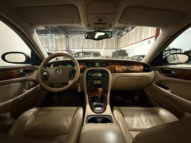 Photo of 2004 Silver Jaguar XJ