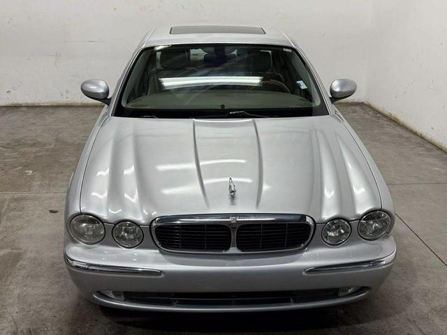 Photo of 2004 Silver Jaguar XJ