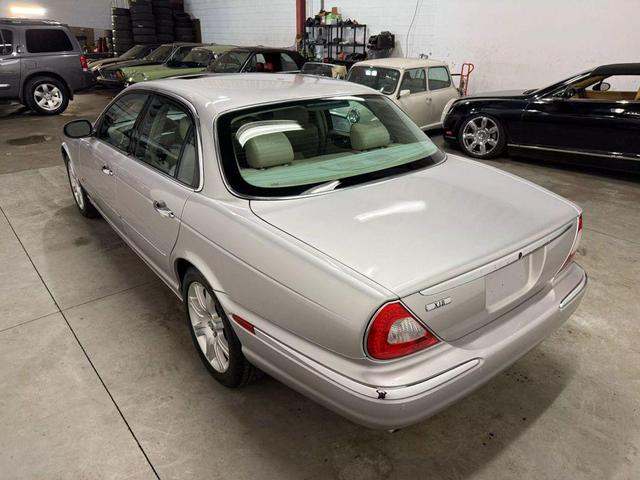 Photo of 2004 Silver Jaguar XJ